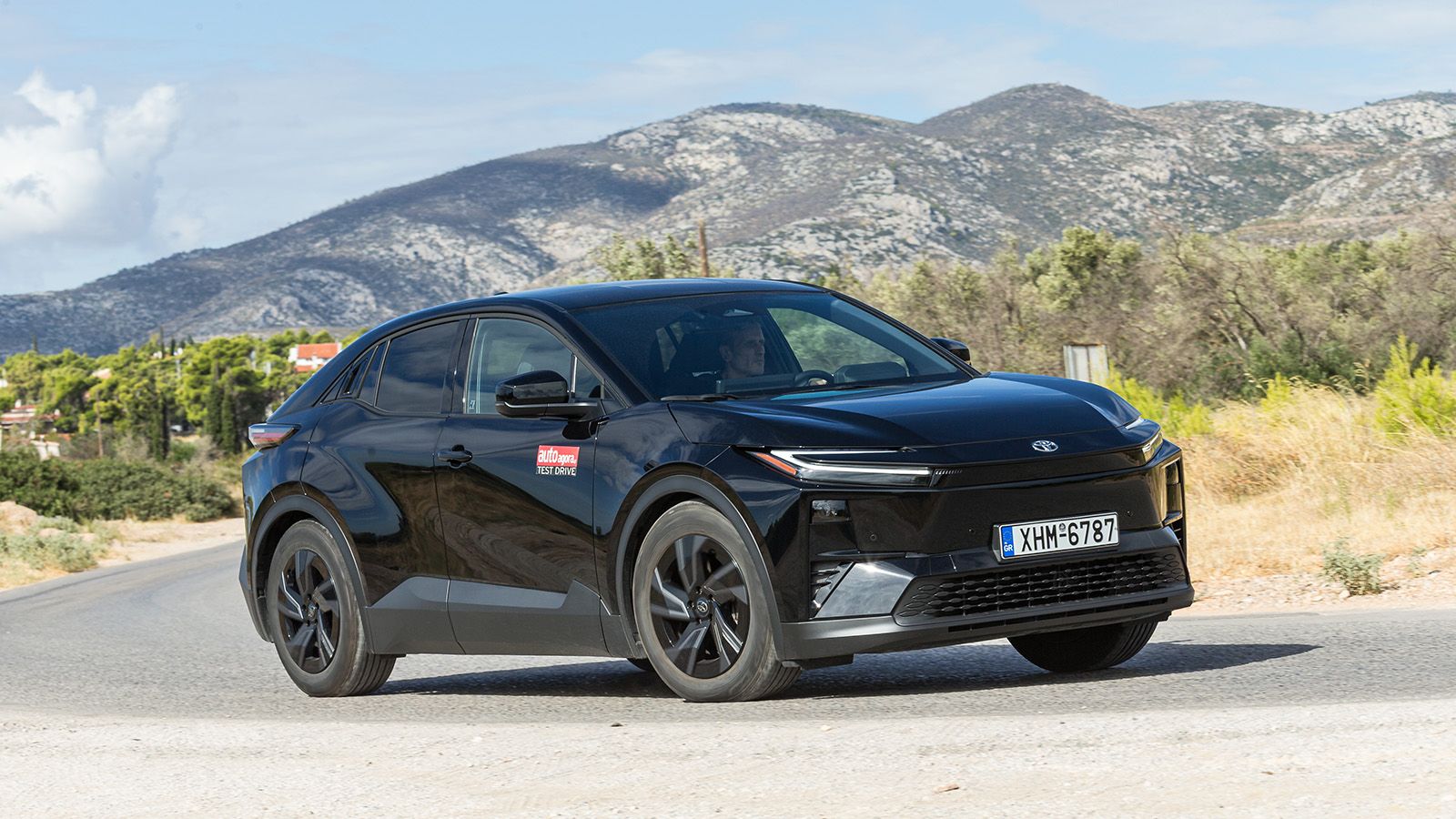Toyota C-hr+. Πόσο καλό είναι σε εξοπλισμό άνεσης και ασφάλειας.